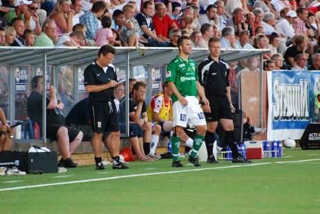 Andreas Ingel gr sig redo fr ett inhopp. Thomas Ek letar lsningar bland pappren.