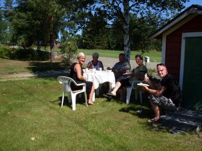 Det var varmt s mnga skte sej i skuggan, hr familjen Gunnar Fahln och svgerskan Lena Fahln.