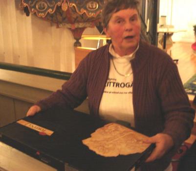 Helen sade sig vara nöjd med att vinna den stora asken med praliner, skänkt av ICA i Ullånger i stället för att vinna en halv gris