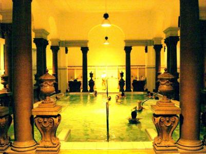 Inne i det pampiga thermalbadet i Budapest finns så många stora och små bassänger, att man kan inte hålla räkningen. Denna påminner kanhända om den romerska perioden då de romerska härskarna anlade många bad