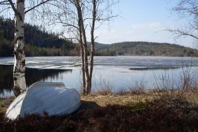 Isen har inte riktigt släppt greppet här vid Sör-Almsjön.