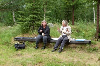 Anita Lindström och Ellen Viklund hade lite bråttom för att hinna till kyrkan och ordna med förtäringen där.
