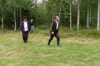 Här kommer Björn Viklund, Olle Häggkvist och Liss Sjölander mot det hägrande fikabordet.