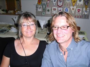 Ann-Marie Lindholm gift med en av gitarriserna, Pelle i bandet som dessutom spelar i bandet. <br />Anders Akthagen f.d spelare, en mycket värdeful klippa i den röda delen av vårt lag.