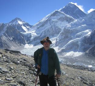 Foto 4 I bakgrunden ser man Mt Everest och Mt Everest Base Camp nere vid <br />vänstra delen av glaciären. Glaciären måste passeras om man ska till den verkliga toppen