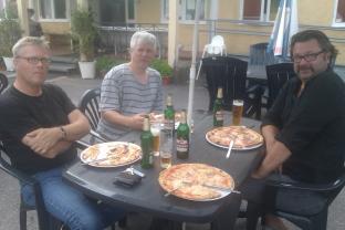 Mötet ajournerades för pizzapaus. Detta är p.g.a en utvärderingen har visat att en viss stressituation har uppstått när vi ätit pizzan.