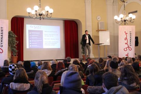 Ge Geergymnasiets rektor Johan Norman välkomnar eleverna.