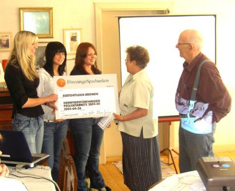 Maria, Helena och Sandra verlmnar checken p 16000 kronor till Marianne och ke Larsson i Hembygdsfreningen i Ullnger