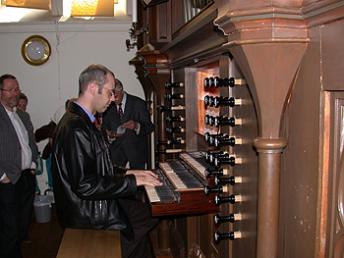 Anders Gustafsson Forslin provar Marcussen-orgeln i Haga.