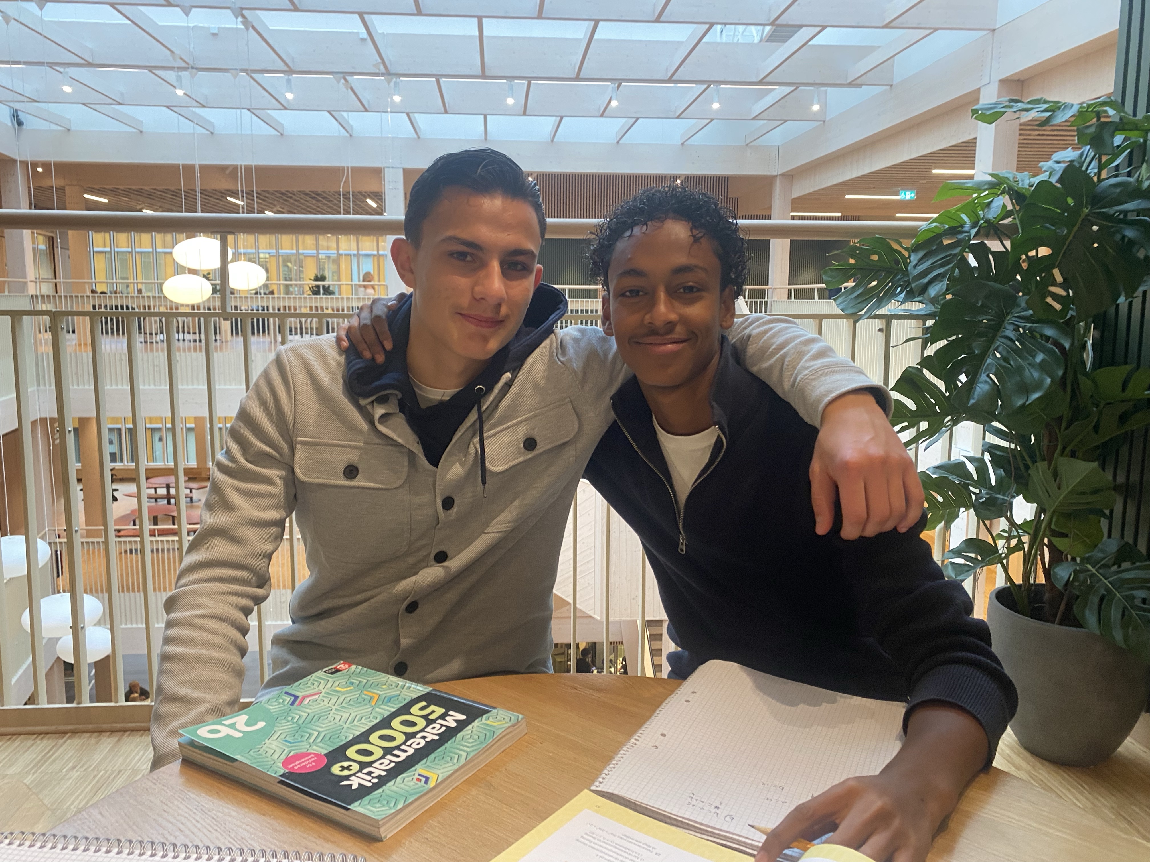 Leon Beijer och Ramzi Mahmoud ycker att det &auml;r smutsigare och st&ouml;kigare p&aring; Ekonomiprogrammet &auml;n p&aring; andra program.