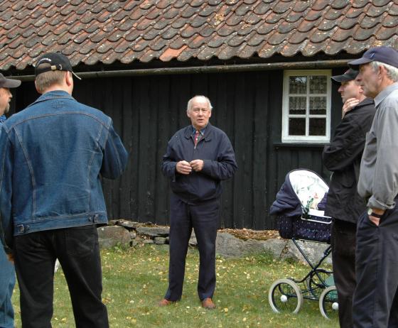 Här berättar Yngve Benjaminsson något om och kring <br />Fornminnesgården i Töllsjö för intresserade besökare.