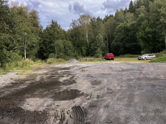 Här på IK Omegas parkering var det meningen att den nya förskolan i Olsfors skulle byggas.