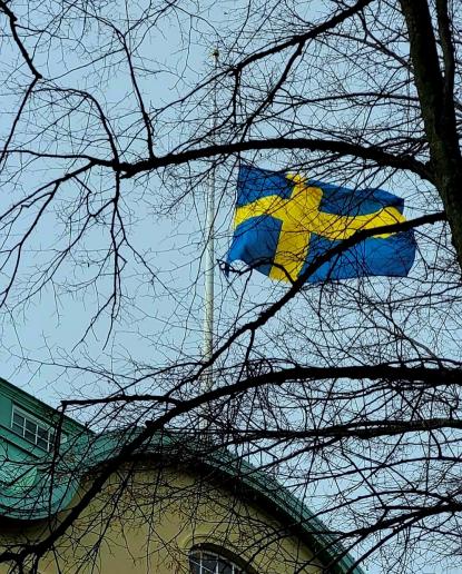 Dagen efter skolskjutningen i &Ouml;rebro hissades svenska flaggan på halvstång över Vasaskolans huvudbyggnad. 