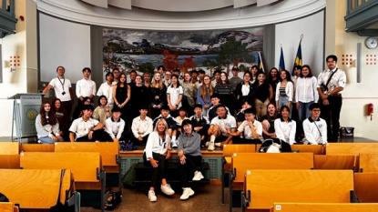 Taiwanesiska och svenska elever samt personal på bild i aulanpå Vasaskolan i Gävle