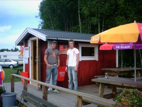 Jens Lundstrm och Tobias Nyberg framfr deras lilla kiosk dr en hel del smtt o gott finns