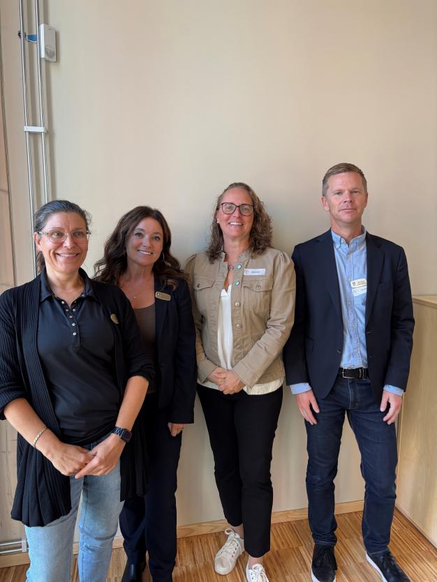Besökarna tillsammans med programrektor Martina Ericsom (till vänster)