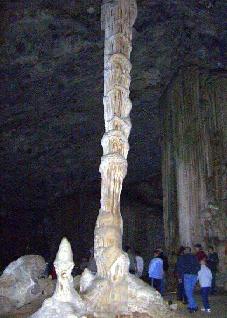 En stalaktit och en stalagmit som frenats.