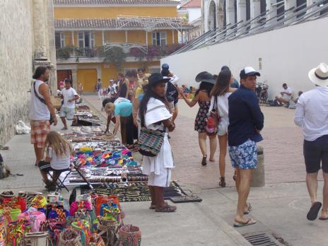 Kommersen på gatorna var omfattande. Lägg märke till väskorna i nederkant av bilden. De är från La Guajira. Lite lär man sig på resa.