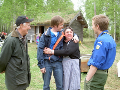 Einar och Gunhild kramar om Andreas och Nils som hjlpt till att ordna ett fint program under Naturdagarna.