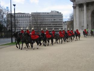 och bst som vi str dr bara en bit frn Hyde Park s kommer Horse Guards p vg till sin vaktavlsning p Whitehall.