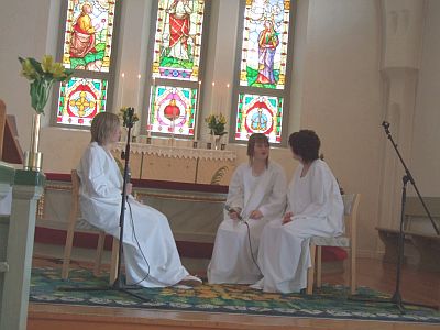 Till konfirmationsartikeln: Bildtext:
Rebecka Wigren intervjuar Jesus (Pernilla Rydalm) med hjlp av tolken Marielle Buhr.