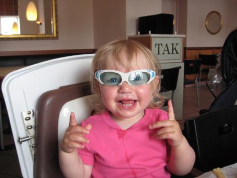 S hr glad kan man bli om man hittar ett par solglasgon i sitt Happy Meal....En ung Dame Edna?