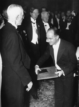 Någon bild på skolan har vi inte men på bilden mottar en av skolans elever, Enrico Fermi, Nobelpriset i fysik ur Gustav V hand 1938.