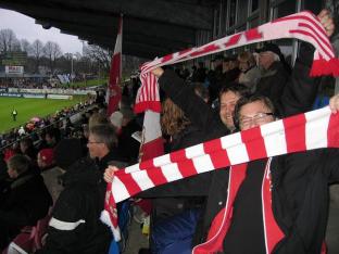 Fanatiska och mätta KFF-supportrar.<br /> Det är pirrigt trots att segern nästan är bärgad.