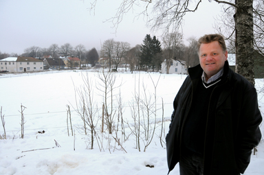 Per-Anders Gustavsson, VD fr Bollebygdshus med det tnkta bostadsomrdet Hedeberg bakom sig.
