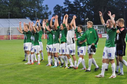 Spelarna tackar klacken för väl genomförd match från GM.<br />Tommy och Suma hade även en liten dansuppvisning.