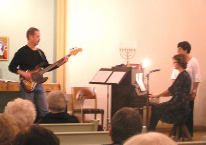 I Missionskyrkan sjöng Eva &Aring;kerlund dels ensam, tillsammans med hela publiken och som här på bilden, tilsammans med Barbro Norberg