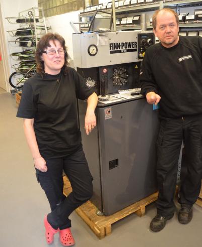 Ulrika har nyligen börjat jobba på Hydroscand, med denna maskin har hon denna dag gjort i ordning ett antal hydraulslangar. Mats har trots ett handikapp skaffat sig ett arbete på företaget med IT och andra jobb...