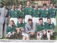 Femmålskytten Lasse Spjuth tillsammans med Södras årgång 1955. Spjuth femma från vänster på den översta raden.