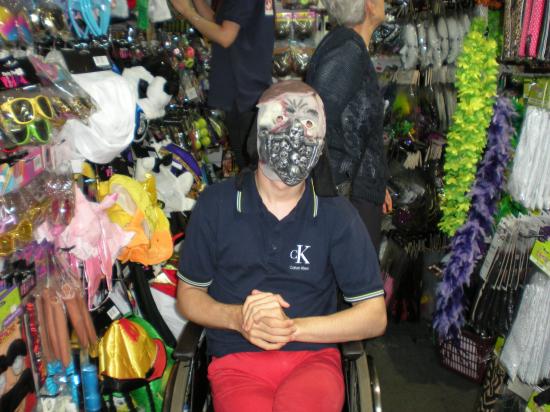 Hittade en rolig Halloween mask. Den var jag ju tvungen att köpa. Jag skrämde personalen på jobbet med den.