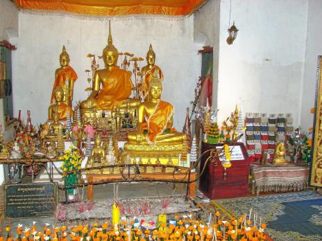 Ett av många buddhisttempel på berget