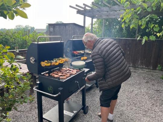 Lasse fixar grillen, sista kvällen.