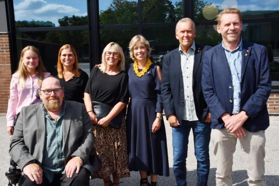 Elin Jönsson från ungdomsrådet, Emma Isfeldt, Christina Hein, socialminister Annika Strandhäll, Lars-Erik Olsson och kommunstyrelssens ordförande Peter Rosholm (S).<br />Längst fram. Glenn Zetterlind.