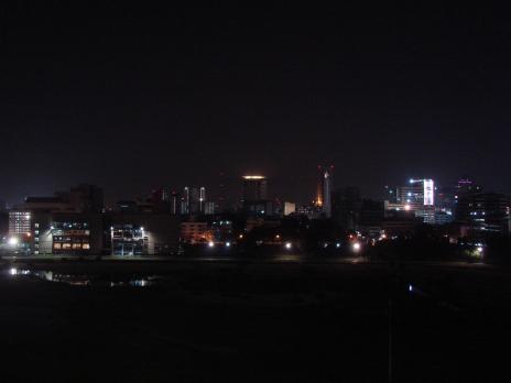 Nattens skyline i Bangkok från baren på St Regis Hotel