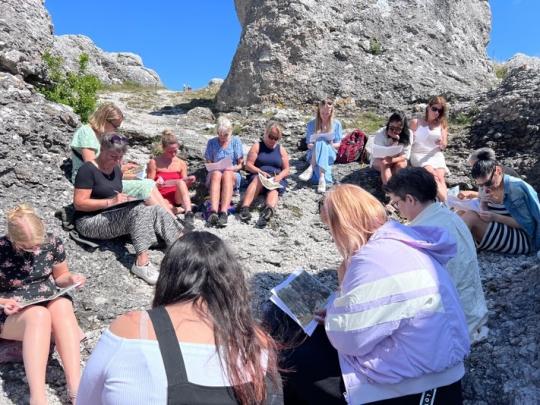 Sokratiskt samtal bland raukerna på Fårö.