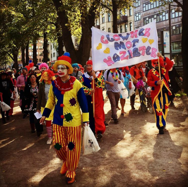 Clowner som demonstrerar emot nazister