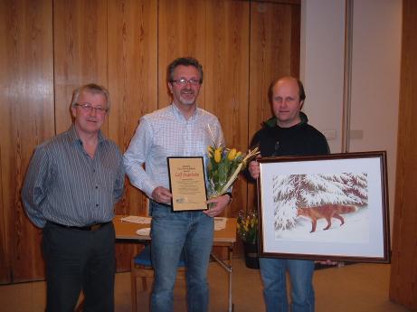 Fr. vnster Mikael Hgglund, rets Ullngersbo Leif Svanholm och Lennart Wiberg med tavla av Thor Eliasson