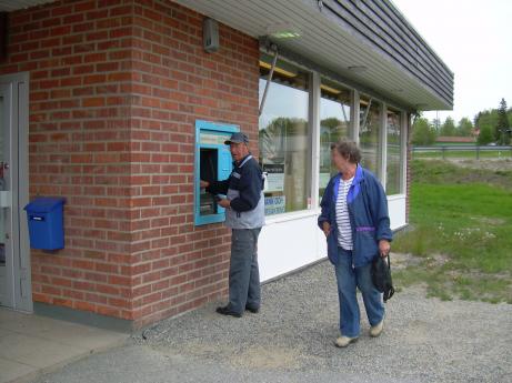 Nr jag kom frn jobbet sg jag Ivar och Barbro Nyhln vid bankomaten. Gldjen r stor i Ullnger med omnjd.