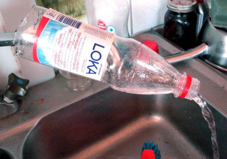 Genom att montera flaskan p kranen blir risken mindre att f i sig dligt vatten