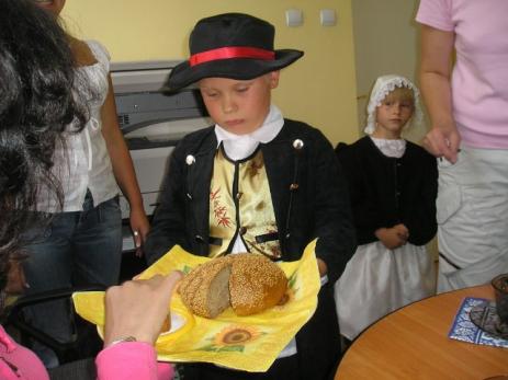The children wearing the Lower Silesia costumes. They welcome guests the bread and salt.<br />