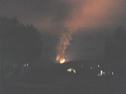 Kvällshimlen lystes upp från elden från elden vid golvfabriken, som ligger invid Nordingråvägenvägen från &Ouml;den mot Röviken