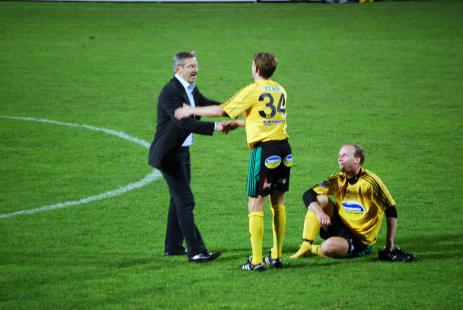 Olle Nordin tackar ESK's spelande tränare Jesper Blomqvist efter matchen.