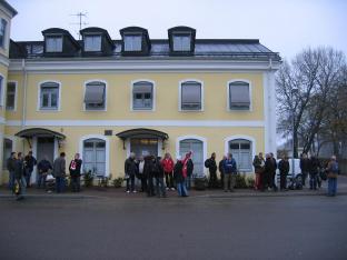 Resenärerna börjar samlas, men var är Anders med bussen. Har han försovit sig ?<br /><br />//Föraren måste vara rädd om körtiden och kan inte köra fram hur tidigt som helt.Tiden måste räcka med andra ord.Förarens anm//
