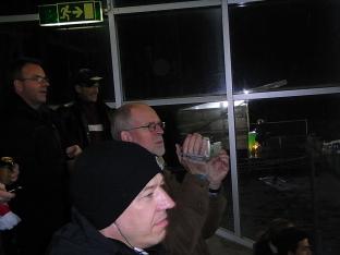 Peter Lindskog filmar. Hoppas att vi ska kunna lägga ut en film eller en länk till en film i vår tidning.
