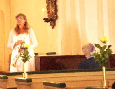 Lena spelade både från läktaren med Eva på orgel och från altaret, där Eva ackompanjerade på piano