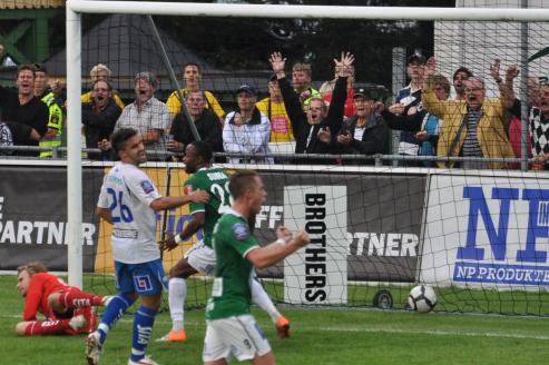 Eteus 2-1 mål!!!! Notera Jukka och Backman i bakrunden.